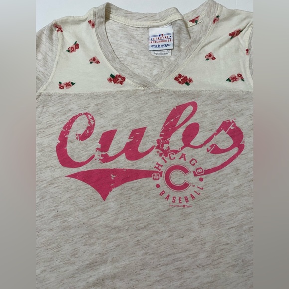 Chicago cubs women’s medium baseball graphic Cream/pink T-shirt - Picture 4 of 9